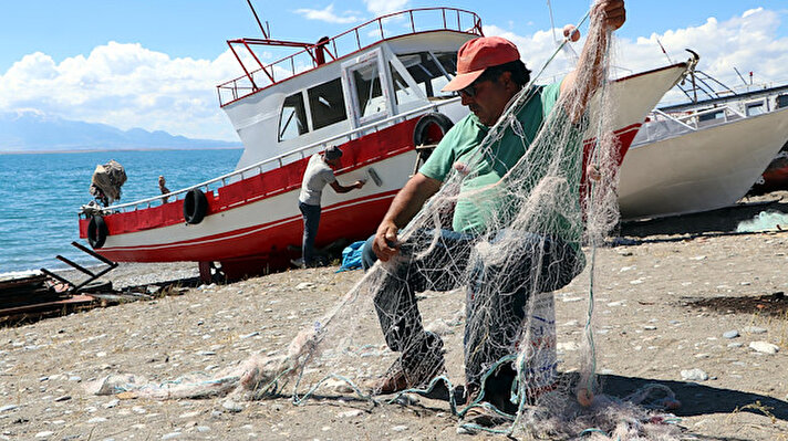 Dünyada sadece Van Gölü'nde yaşayan ve son yıllardaki tedbirlerle popülasyonu giderek artan inci kefali, bölgede çok sayıda balıkçının da geçim kaynağı. Balığın koruma çalışmaları kapsamında, üreme dönemi olan 15 Nisan- 15 Temmuz'da ise av yasağı getiriliyor. 