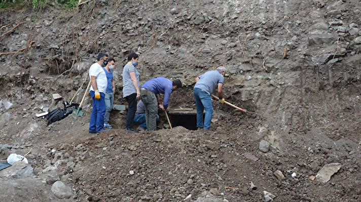 Niksar ilçesi Gaziosmanpaşa Mahallesi Mehmet Akif Ersoy Caddesi üzerinde temel kazısı devam eden inşaat sahası içerisinde lahit mezar bulundu.