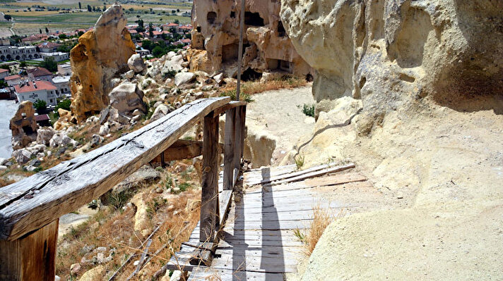 Nevşehir'in Avanos ilçesine bağlı Çavuşin köyünde, Vaftizci Yahya Kilisesi'ne giden yolda bulunan tahtadan köprünün bir bölümü geçen yıl kasım ayında sağanak sonrası yıkıldı.