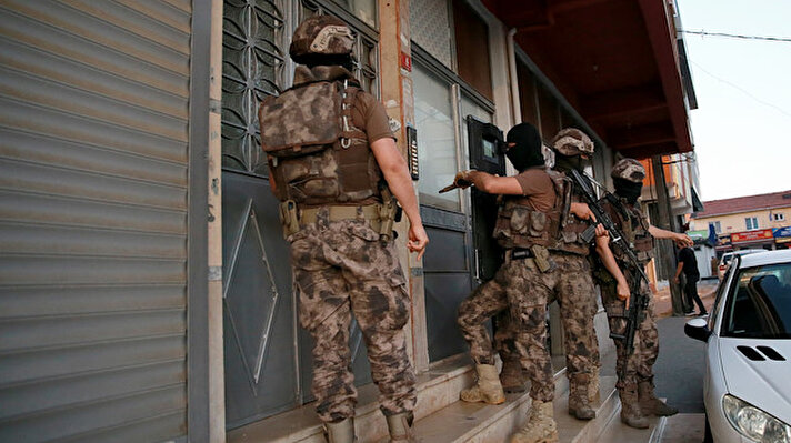 İstanbul Emniyet Müdürlüğü Narkotik Suçlarla Mücadele Şube Müdürlüğü ekipleri, uyuşturucu satıcılarına yönelik 53 adrese eş zamanlı operasyon gerçekleştirdi.