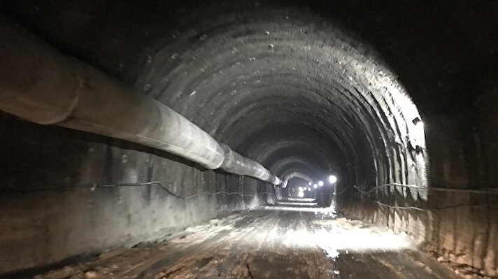 Tarihi İpek Yolu üzerinde yer alan ve inşaatına 2018 yılında başlanan Vauk Dağı Tüneli’nde çalışmalar devam ediyor. Toplam uzunluğu 14 bin 960 metre olan çift tüplü tünelin, yüzde 20’si tamamlandı. 