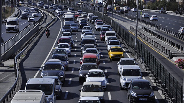 ​Türkiye İstatistik Kurumu'na göre mayıs sonu itibarıyla trafiğe kayıtlı toplam taşıt sayısı, geçen yılın aynı dönemine göre yüzde 1,77 artarak 23 milyon 39 bin 551'den 23 milyon 448 bin 381'e yükseldi.