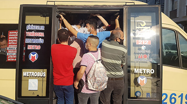 Küçükçekmece Mehmet Akif Mahallesi, Aşık Veysel Caddesi üzerinde Şirinevler-Başakşehir hattında çalışan minibüsler, koronavirüs ile mücadelenin en önemli adımı olan 'sosyal mesafe' ve 'kapasite azaltma' kurallarını hiçe sayıyor.