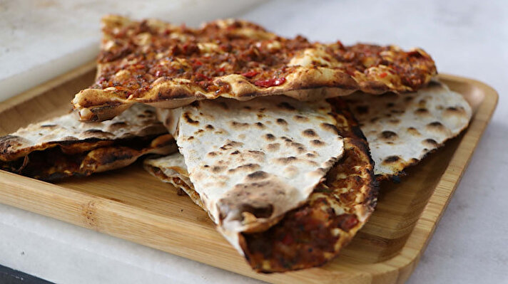 Türk mutfağının pizzası olarak bilinen ve hem yabancı turistlerin hem de yerli halkın vazgeçemediği lahmacun her yörede farklı malzeme ile yapılıyor.