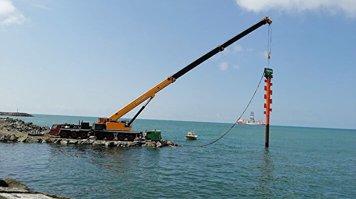 Karadeniz'in hırçın dalgalarından elektrik enerjisi üretilmesi için harekete geçildi. Karadeniz Teknik Üniversitesi'nde dalga, rüzgar ve güneş enerjisinden elektrik üretimi yapabilmek için özel bir proje hazırladı. Doğu Karadeniz Kalkınma Ajansı'nca (DOKA) desteklenen projede kullanılan yerli ekipmanlar, Trabzon Limanı yakınlarında deniz tabanına sabitleyici çivilerle çakıldı. 