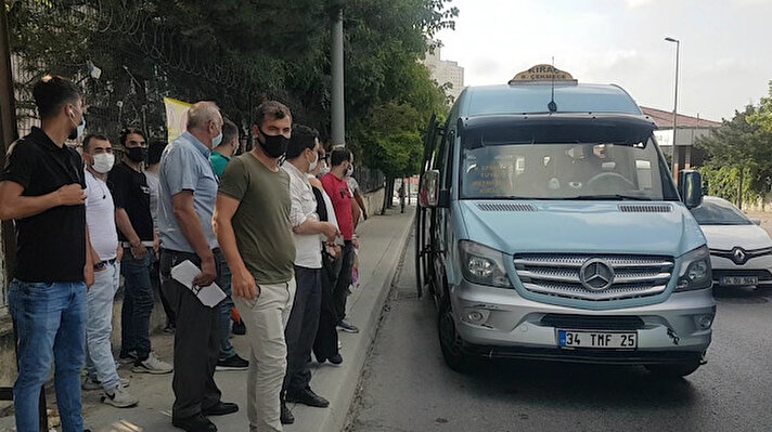 İstanbul Emniyeti'ne bağlı Trafik Şube Müdürlüğü Sivil Trafik Uygulama ekipleri kent genelinde birçok noktada sosyal mesafe kurallarına uyulmadan kapasite üstünde yolcu alan minibüslere yönelik uygulamalarını artırdı.