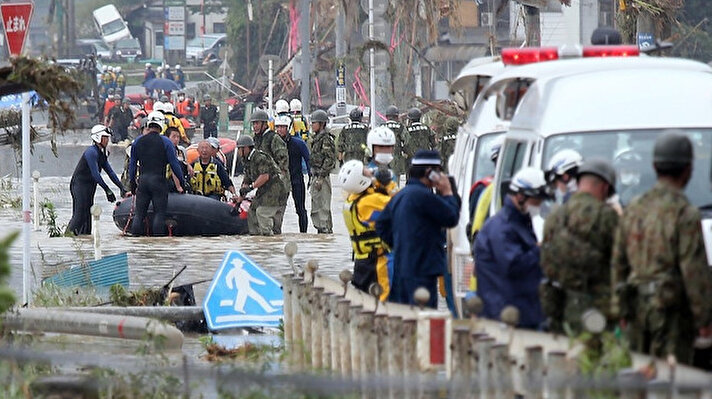 Japonya’nın Kyushu bölgesindeki Kumamoto ve Kagoshima eyaletlerinde cumartesi görülen şiddetli yağışın ardından meydana gelen sel felaketinin ardından arama kurtarma çalışmaları dün gece de devam etti. 