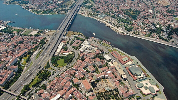 İstanbul’un ‘Altın Boynuz’ olarak adlandırılan Haliç’in mavi sularının siyaha bürünmüş hali 12 Haziran’da havadan görüntülenmişti. Görüntülerin arından bir anda Türkiye’nin gündemine oturan Haliç’ten Çevre ve Şehircilik Bakanlığı da harekete geçerek numune almıştı. 


