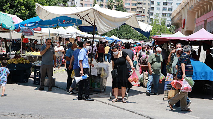 Adana’da koronavirüs salgınına yönelik alınan tedbirlerin devam ettiği semt pazarlarında, bazı vatandaşlar kuralları hiçe saydı. 
