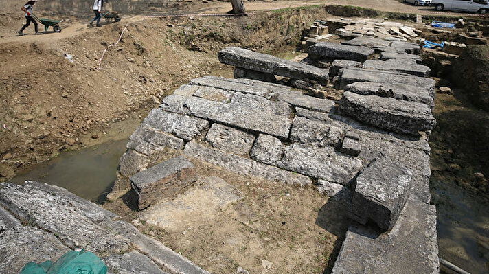 "Batı Karadeniz'in Efes"i olarak adlandırılan Prusias ad Hypium Antik Kenti'nde kazı yapan arkeologlar tarafından çevre taraması sırasında rastlanan ve 2 bin yıllık olduğu tahmin edilen Roma köprüsünde kazılar yeniden başladı.

