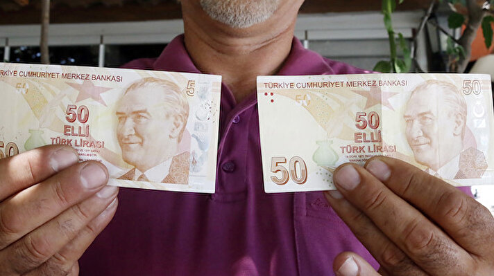 Konyaaltı ilçesinde özel iş yerinde çalışan Mustafa Şahin'in elinde bulunan 50 TL'lik banknot, diğer paralardan farklılığıyla dikkati çekiyor. Paranın ön yüz sağ üst köşesinde '50' yazması gerekirken, basım hatasından dolayı sadece '5' yazıyor.
