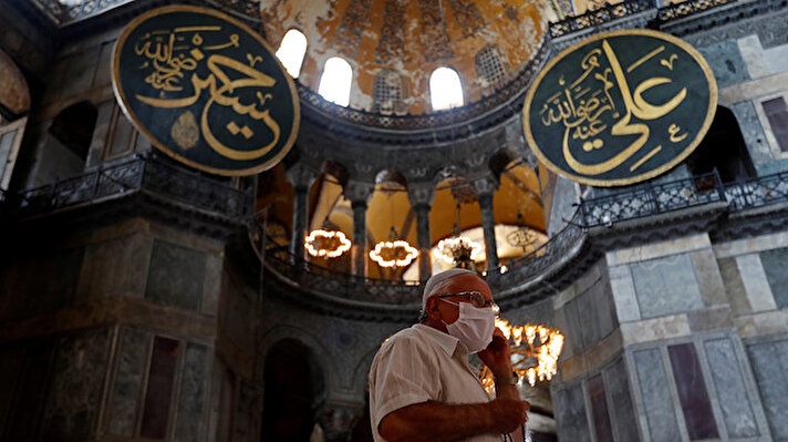 İstanbul’un simgeleri arasında yer alan Ayasofya’nın yeniden ibadete açılıp açılmayacağının kararının bugün açıklanması bekleniyor.