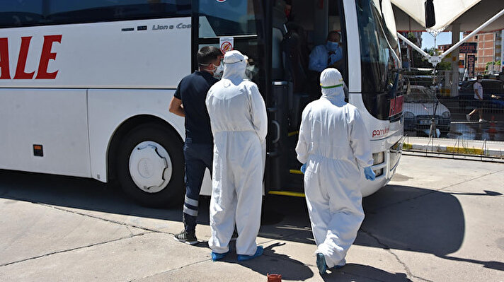 Aydın ​İl Sağlık Müdürlüğü ekipleri, İzmir'den Isparta'ya giden bir otobüste Kovid-19 tedbirleri kapsamında karantinada olması gereken bir kişinin seyahat ettiği bilgisine ulaştı. 