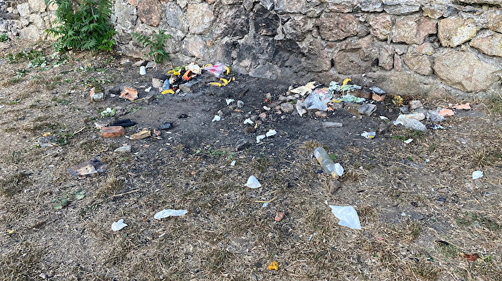 İstanbul Büyükşehir Belediyesi'ne ait Beykoz Burunbahçe Sahili, hafta sonu yine ziyaretçi akınına uğradı. Vatandaşların bir kısmı yeşillik alanda piknik yaparken bazıları ise aileleri ile birlikte denize girdi. Kimileri ise mangal yaktı. Fakat bazı İstanbullular yine çöplerini yerlere attı. 