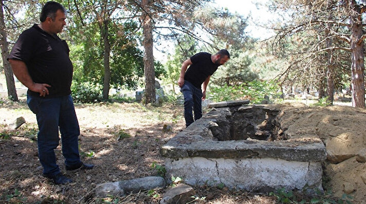 Edinilen bilgiye göre, 72 yıl önce Ahmetpaşa Mahallesi mezarlığına cenazesi defnedilen Yusuf B’nin, mezarını yaklaşık 1,5 metre kazılmış vaziyette görenler şoke oldu.