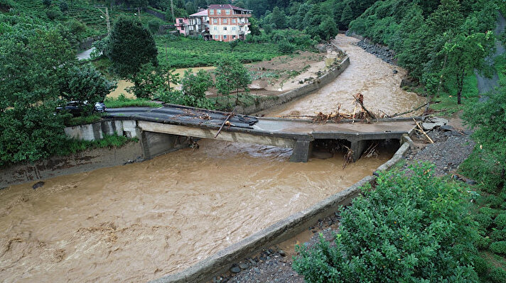 Türkiye’nin en çok yağış alan ili Rize'yi sel ve heyelan vurdu. Kentte son 24 saatte metrekareye düşen 250 kilogram yağış nedeniyle dereler taştı, toprak kaymaları meydana geldi.