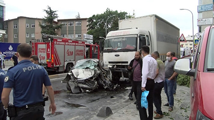 Bağcılar Mahmutbey Caddesi'ndeki kaza saat 10.00 sıralarında  meydana geldi. Kamyon sürücüsü direksiyon hakimiyetini kaybederek aydınlatma direğine çarptı. 