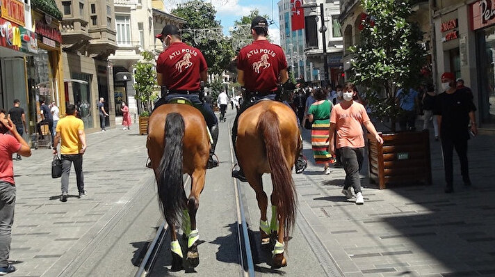 İstanbul Emniyetine bağlı Atlı Polis birlikleri, Taksim ve İstiklal Caddesi’nde devriye gezdi.