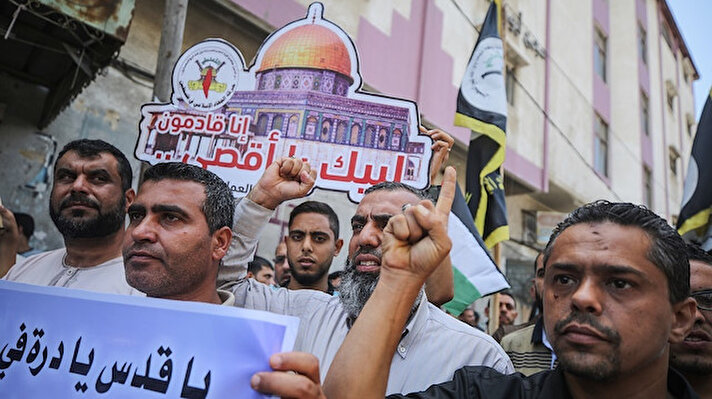 İsrail'in Kudüs'teki Rahmet Kapısı Mescidi'ni kapatma kararının ardından İslami Cihad hareketinin çağrısı üzerine Gazze'de düzenlenen yürüyüşe yüzlerce Filistinli katıldı.