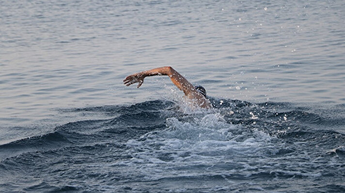"Bayrağımız kulaçlarla Kıbrıs"a sloganıyla Türk ve KKTC’li milli yüzücüler, Kıbrıs Barış Harekatı’nın 46. yıl dönümünde Türkiye’den Kıbrıs’a yüzmeye başladı. ’İki devlet tek millet’ olarak Kıbrıs’ın uluslararası spor oyunlarından maruz bırakılmasına da dikkat çekilecek etkinlikte, 6 kişilik yüzücü ekibi yarın öğlen saatlerinde Kıbrıs’a varmayı hedefliyor. 