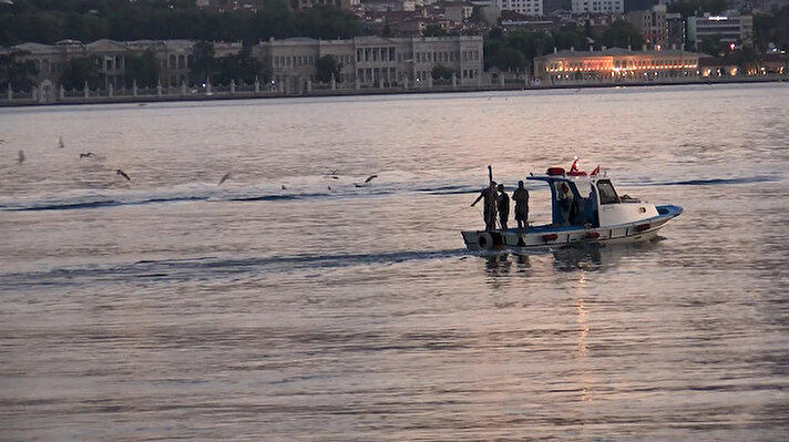 İstanbul'da Üsküdar, Fatih ve Beşiktaş'ta denize giren kişiler, hazırladıkları düzeneklerle kaçak midye avcılığı yaptı.
