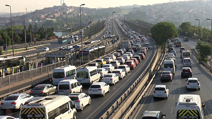 İstanbul Haliç Köprüsü'nde yol çalışması nedeniyle, haftanın ilk iş gününde sabahın erken saatlerinde trafik yoğunluğu oluştu.