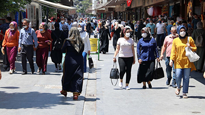 Sağlık Bakanı Fahrettin Koca'nın, son günlerde vaka sayılarında artışa dikkat çektiği Gaziantep'te, birçok kişinin mağazaların ve insanların yoğun olduğu Karagöz ve Gaziler caddelerinde sosyal mesafe kuralına uymadan alışveriş yaptığı görüldü.