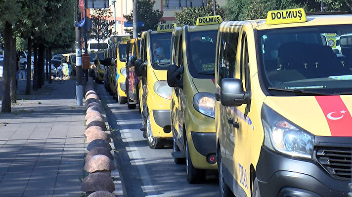 İstanbul'da faaliyet gösteren yüzlerce taksi dolmuş şoförü, şikayet ve taleplerinin İBB komisyonlarında gündeme gelmediği iddiasıyla bir araya geldi.
