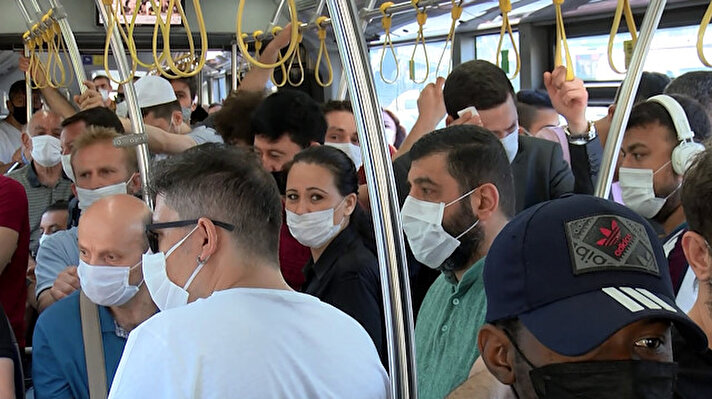 Koronavirüs tedbirleri kapsamında İstanbul Trafik Denetleme Şube Müdürlüğü ekipleri ve sivil trafik ekipleri sabahın erken saatlerinde toplu ulaşım araçlarına yönelik İstanbul'un 12 noktasında denetim yaptı.
