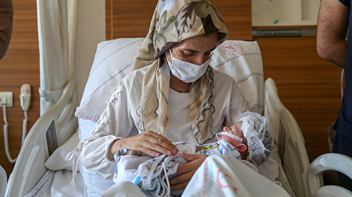 Van'ın Edremit ilçesine bağlı Çiçekli Mahallesi'nde yaşayan kalp hastası 28 yaşındaki Semra Esen, 36 haftalık hamileyken fenalaştı.

