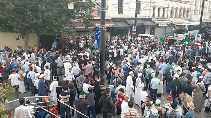Ayasofya Camii'nde kılınacak cuma namazı öncesi vatandaşlar dün akşam saatlerinden itibaren cami çevresinde toplandı.