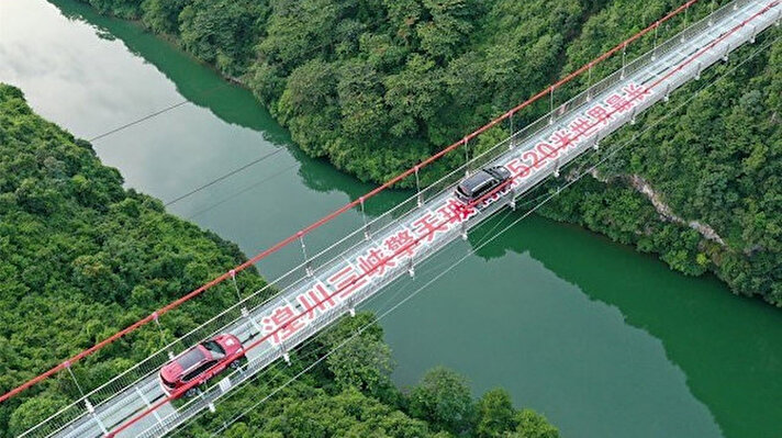 Çin topraklarındaki 2 bin 300’den fazla cam köprü bulunuyor. Açılanların en sonuncu köprü ise ise devasa boyutlarıyla dikkat çekti. Lianzhou eyaletindeki aynı adlı nehrin üzerine kurulan cam köprü 526.14 metrelik uzunluğu ile Guiness Rekorlar Kitabı’na girdi. 