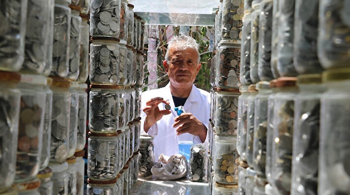 Dünyanın bir çok ülkesinden binlerce tarihi parayı koleksiyonunda bulunduran Devri Alem Para koleksiyonu sahibi Esat Kaplan, metal ve kağıt paralarını her gün temizliyor.