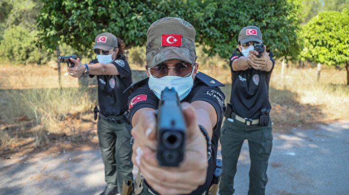 Antalya Emniyet Müdürlüğü'nde görevli polis memurları, atış alanında zorlu eğitimlerden geçerek hedefi 12'den vurmak için ter döküyor. Özel oluşturulan 14 kişilik ekip tarafından verilen eğitimde polisler hem kendi tabancaları hem de uzun namlu silahlarla eğitim alıyor.