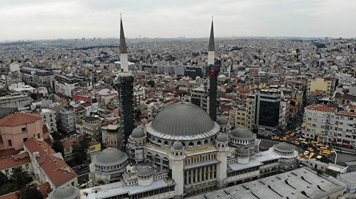 Temeli 17 Şubat 2017’de atılan ve Mimarlar Şefik Birkiye ile Selim Dalaman imzasını taşıyan yaklaşık 2 bin 482 metrekare inşaat alanına sahip Taksim camisinin yapımı devam ediyor.