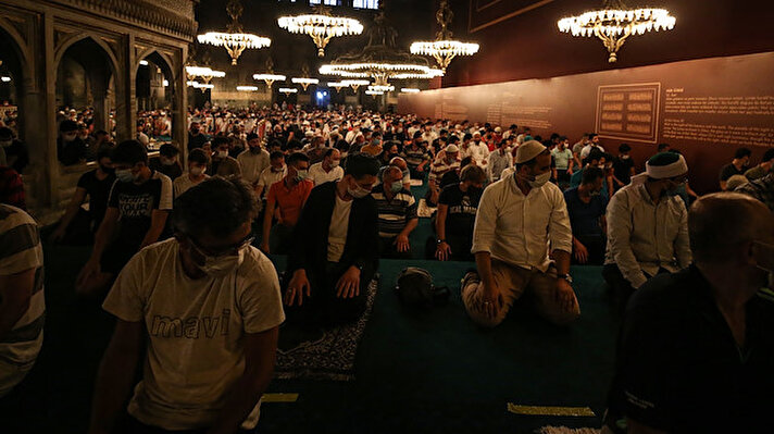 İkindi, akşam ve yatsı ezanıyla birlikte vatandaşlar, namaz için Ayasofya-i Kebir Cami-i Şerifi'ni doldurdu.