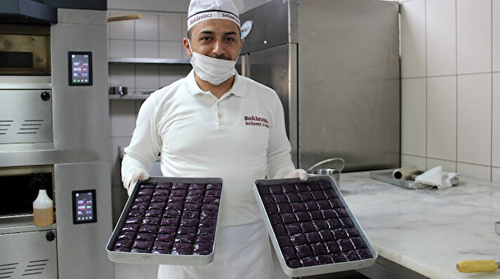 Erzurum’da 28 yaşındaki Selami Atiş, Malatya’da yapılan mor ekmekten esinlenerek diyabet hastaları için mor baklava üretimine başladı. 