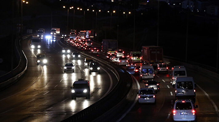Kurban Bayramını il dışında geçirmek isteyenlerin yola çıkmasıyla İstanbul'da trafik yoğunluğu yaşanmaya başladı.