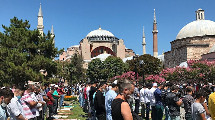 Kurban Bayramının ilk günü kılınan cuma namazı nedeniyle Ayasofya-i Kebir Camii'nde büyük bir yoğunluk yaşandı.  