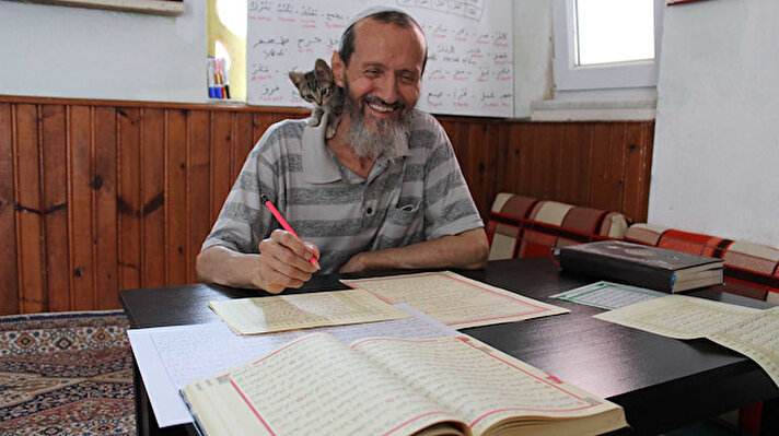 Körfez ilçesinde 24 sene önce emekli olan fabrika işçisi Lokman Arslan, hobi olarak el yazısıyla Kur’an-ı Kerim yazmaya başladı. İlk denemede bir Kur’an-ı Kerim’i 2 yılda tamamlayan Arslan, daha sonra yazdığı 6 Kur’an-ı Kerim’i çevresindeki dostlarına hediye etti. Salgın döneminde 65 yaş üstü olduğu için sokağa çıkamayan Lokman Arslan, çocuklarının tavsiyesi üzerine bir kez daha Kur’an-ı Kerim’i el yazısıyla yazmaya karar verdi. 