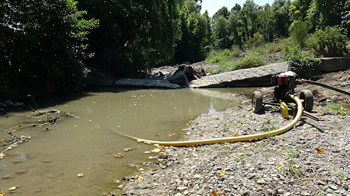 Karamürsel'e yaklaşık 15 kilometre uzaklıktaki Yalakdere Mahallesi'nde, dün öğle saatlerinde şebeke suyundan kötü koku gelmesi ve renginin değişmesi üzerine vatandaşlar, durumu Kocaeli Su ve Kanalizasyon İdaresi'ne bildirdi. Sorunu gidermek için mahalleye gelen ekipler, bölgede araştırma yaptı. 