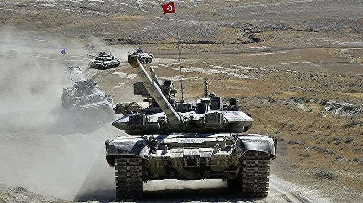 Azerbaycan Savunma Bakanlığı tarafından yapılan açıklamaya göre, Azerbaycan-Türkiye geniş kapsamlı ortak askeri tatbikatları tank ve zırhlı araçların katılımıyla devam ediyor. 