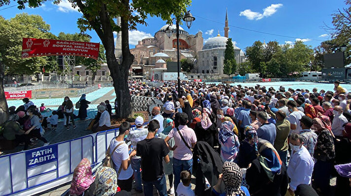 Türkiye'nin ve dünyanın dört bir yanından ziyaretçilerini ağırlayan Ayasofya-i Kebir Cami-i Şerifi'nde bayram yoğunluğu sürüyor.


