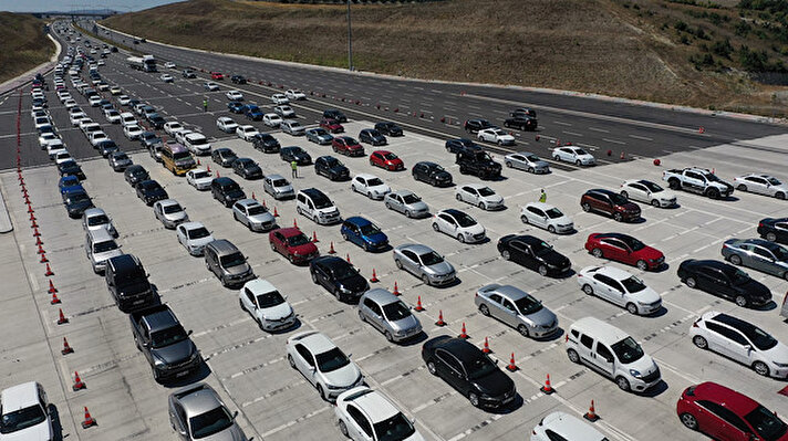 İstanbul ile İzmir arasında 8,5 saati bulan seyahat süresini 3,5 saate düşüren otoyolda trafik yavaş ilerliyor.