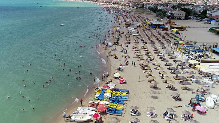 Edirne'nin Ege Denizi kıyısındaki Saros Körfezi, Kurban Bayramı'nda denize girip, serinlemek isteyen tatilcilerin akınına uğradı. Plajların dolduğu Keşan ilçesinin Erikli köyünde nüfus 100 bin kişinin üzerine çıktı.