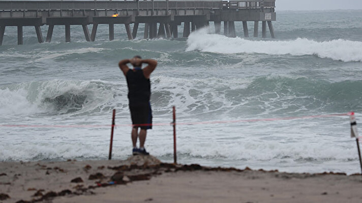 Atlas Okyanusu'nda oluşan Isaias Kasırgası, ABD'nin Kuzey Carolina eyaleti kıyılarına ulaştı.