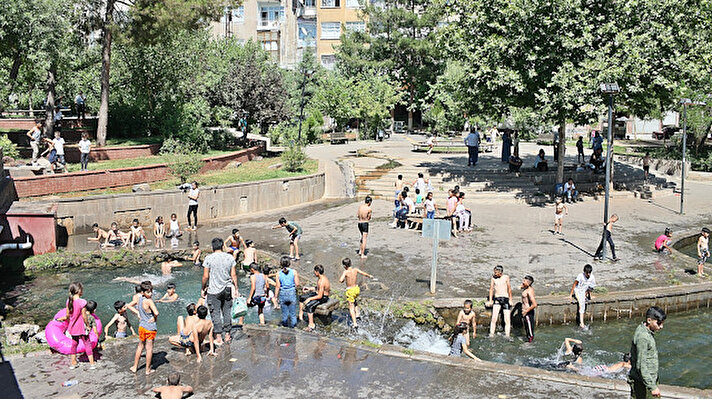 Diyarbakır'da havaların ısınmasıyla birlikte göletler, havuzlar ve akarsular serinlemek isteyenlerin uğrak yerleri oldu. Uzmanlar ise bu sularda toplu halde yüzülmesi durumunda koronavirüs bulaş riskinin yüksek olduğuna dikkat çekiyor. 