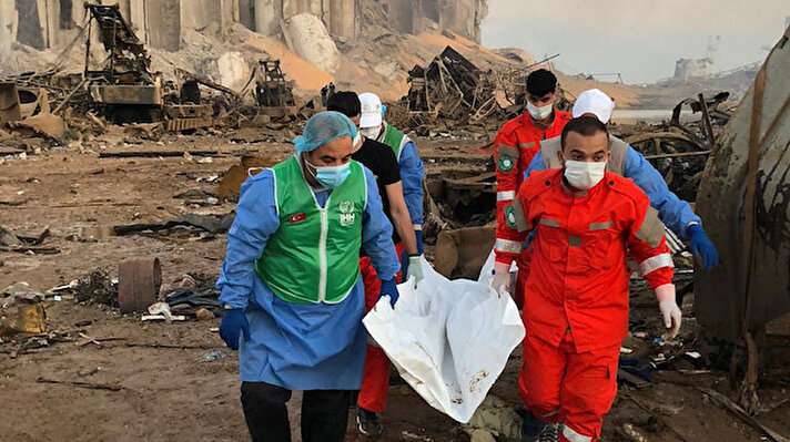  İHH ekipleri, patlamanın olduğu Beyrut limanında vefat eden ve yaralananların hastaneye sevkine yardımcı oluyor. Ayrıca evsiz kalanlar için gıda yardımları da başladı.