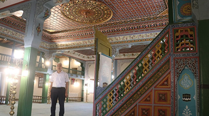 Altınyayla ilçesinde bulunan Merkez Cami ahşap üzerine boyama, çakma ve kabartma teknikleriyle yapılmış süslemeleriyle dikkat çekiyor. 