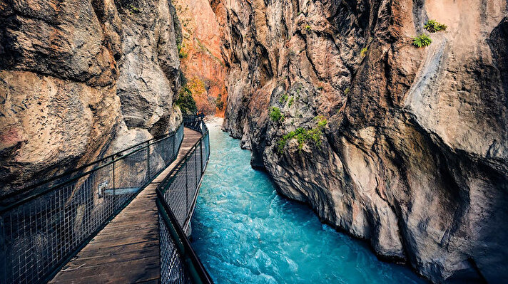 Kültürel ve doğal güzellikleriyle popüler bir tatil noktası olan Türkiye, ziyaretçilerine unutulmaz anlar yaşatıyor. Doğal güzelliklerin en etkileyici olanları da suyun kayaları binlerce yılda oymasıyla oluşan kanyonlar. Türkiye’de sarp kayalıkların ortasında akıp giden su ve çevresindeki dağların muhteşem uyumunu izleyebileceğiniz çok güzel kanyonlar mevcut. Türkiye’de görülmesi gereken 10 kanyon ise şöyle: 